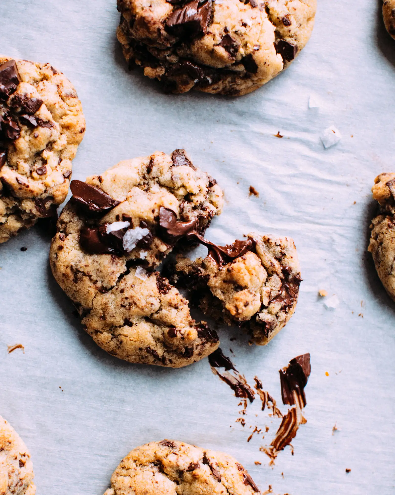 Biscuits chocolat sortant du four dans une lumière chaude